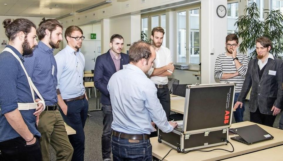 Im Demo-Koffer der ABB steckt viel Technik. Bild: Jeannette Vogel