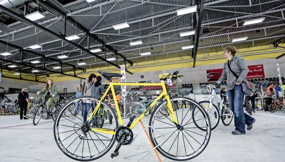 Ob auffällige Rennvelos, moderne Mountainbikes, bequeme Damen- und Herrenvelos, Kindervelos oder alte Klassiker wie das Militärvelo – an der Schaffhauser Velobörse hat es für jeden Geschmack etwas dabei. Bilder: Evelyn Kutschera