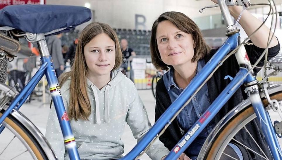 «Wir bringen die zu klein gewordenen Velos und hoffen, neue zu finden», so Cornelia Egli, die mit Tochter Liv auf Velosuche ist.