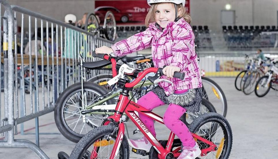 Die Grösse passt: Amea Baumann ist gewachsen und braucht deshalb ein neues Velo.
