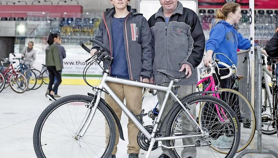 Antonio Nicevski (l.) und sein Vater Dragan sind zufrieden mit ihrer Ausbeute: ein neues Velo für Junior Antonio.