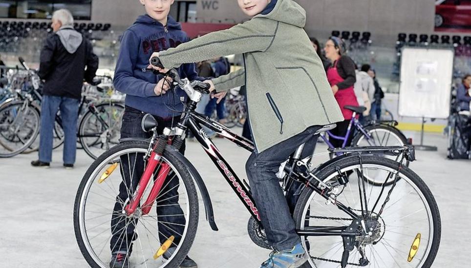 Die Flurlinger Zwillingsbrüder Nathan (l.) und Silvan Styger werden an der Velobörse fündig.