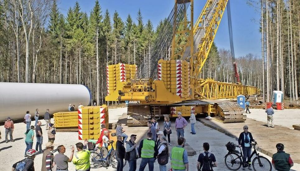 Grosser Aufmarsch an der Baustelle: Ein riesiger Kran liegt bereit, um in den nächsten Tagen das Maschinenhaus auf den ersten der drei Windrad-Türme zu hieven.Bild Theo Kübler