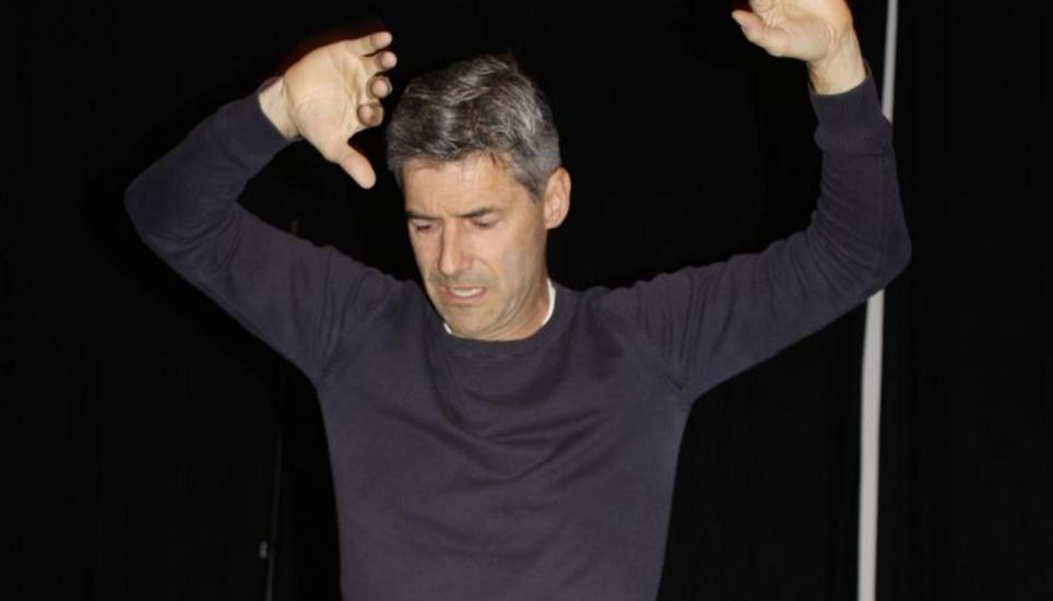 Kurt Müller Klusmann dirigiert die gut 100 Sängerinnen und Sänger des Oratorienchors. Und nimmt es genau. Bild: Indrani