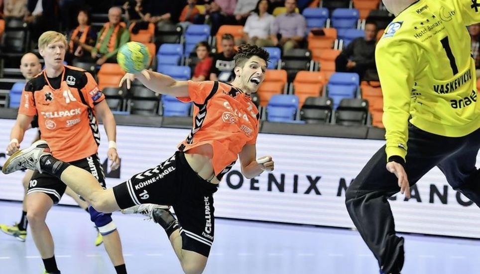 Zoran Markovic setzt zum Wurf an. Dabei steht ihm aber der starke Pfadi-Keeper Arunas Vaskevicius im Weg. Bild: M. Kessler