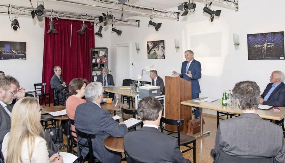 Viel Erfreuliches konnte Verwaltungsratspräident Gerold Bührer den Aktionären anlässlich der Generalversammlung im Theaterrestaurant berichten. Zudem gratulierte er Bernhard Bürgin (ganz rechts) zum Geburtstag. Bild: Jeannette Vogel