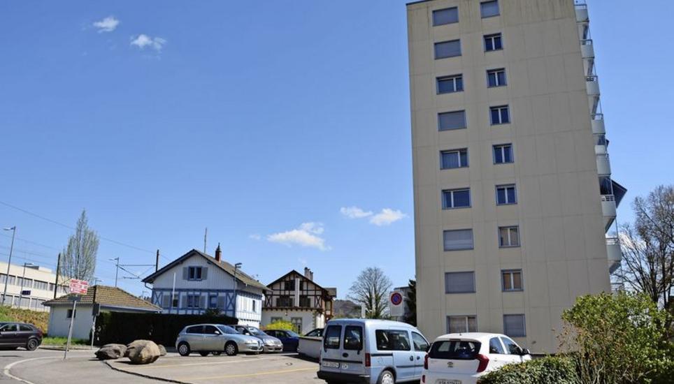 Die 26 Parkplätze der Gemeinde Neuhausen auf dem Dach der Tiefgarage dieser Liegenschaft an der Badischen Bahnhofstrasse sollen aufgelöst werden, damit Garage und Wohnblock umfassend saniert werden können. Bild: Pascal Schmidlin