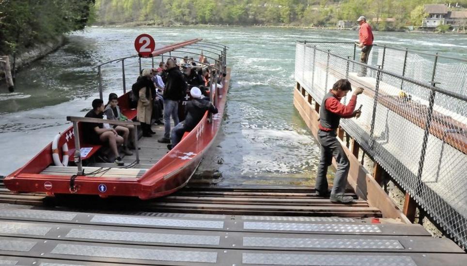 Bereits seit dem letzten Wochenende ist die Schiffsanlegestelle beim Schloss Laufen in Betrieb. Am Steg werden derweil noch die letzten Arbeiten verrichtet. Bild: Mark Gasser