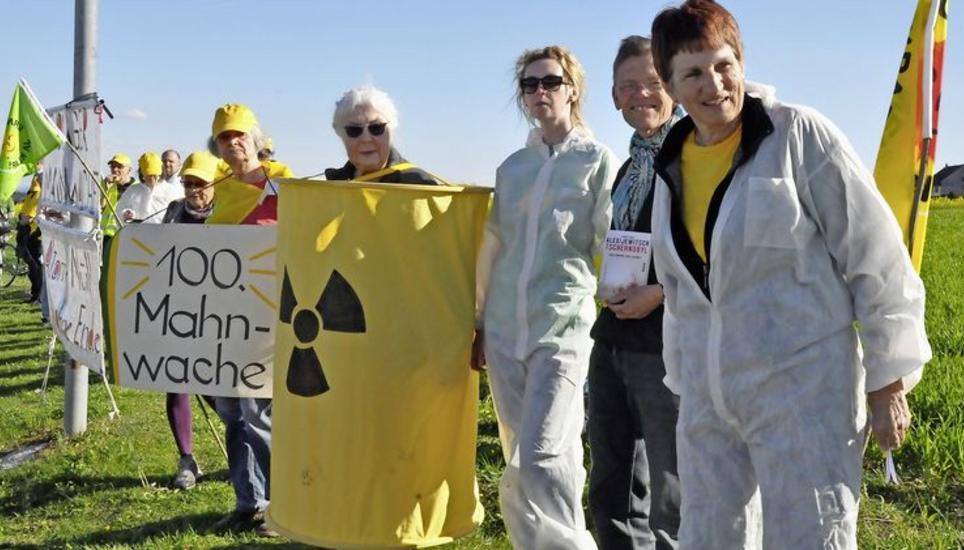 Die Phalanx des Widerstands gegen ein Endlager unter sich: Am Donnerstag wurde zwischen Marthalen und Benken ein neuer Teilnehmerrekord aufgestellt. Bild: Mark Gasser