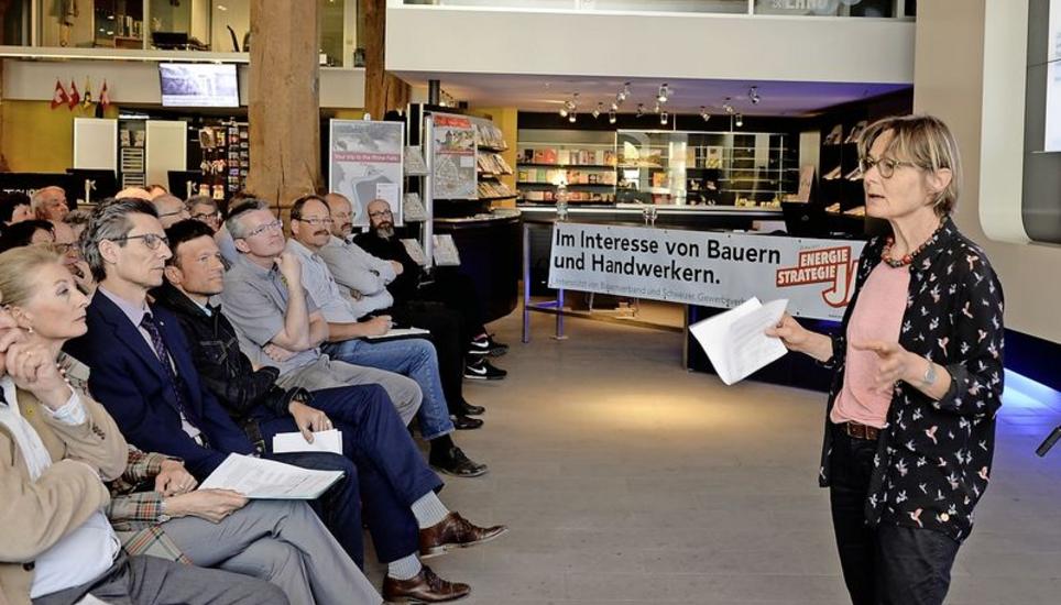 Die Schaffhauser SP-Nationalrätin Martina Munz (rechts) wird unter anderem unterstützt von Stadtpräsident Peter Neukomm (3. v. l.) und Roman Lutz (5. v. l.). Bild: Selwyn Hoffmann