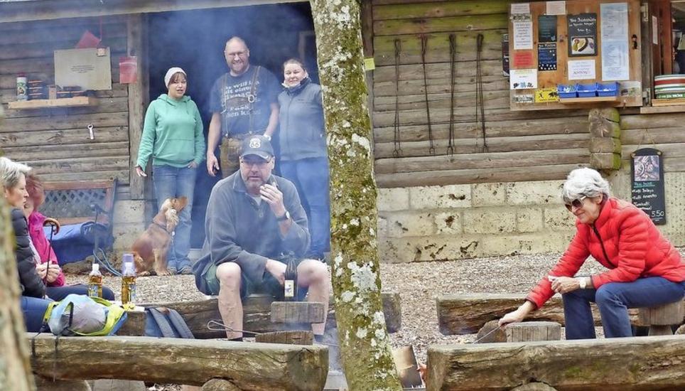 Am Feuer bei der Schleitheimer Schlossrandenbeiz geniessen die ersten Gäste den Karfreitag. Im Hintergrund Wirt Daniel «Steini» Steinemann mit seiner Crew. Bild: Theo Kübler