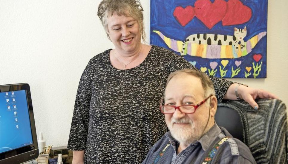 Silvia Nater ist die Lebenspartnerin und Geschäftsnachfolgerin von Toni Broder. Er führt die von ihm gegründete Stellenvermittlung – Schwerpunkt Vermittlung von Sozialhilfebezüger – seit zehn Jahren. Bild: Jeannette Vogel