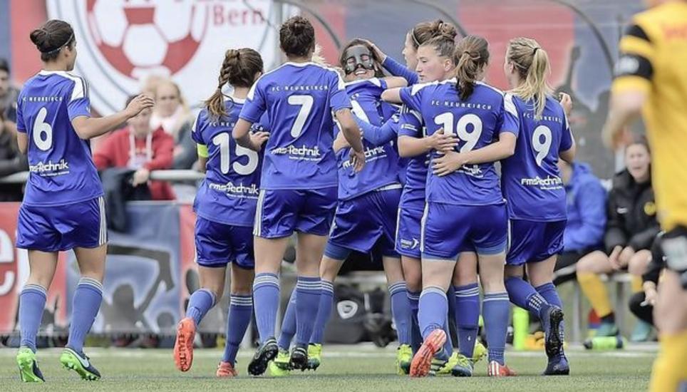 Riesenjubel der Neunkircherinnen auf dem Sportplatz Wyler in Bern nach dem 2:1 im Cup-Halbfinal gegen YB. Bild: Roger Albrecht