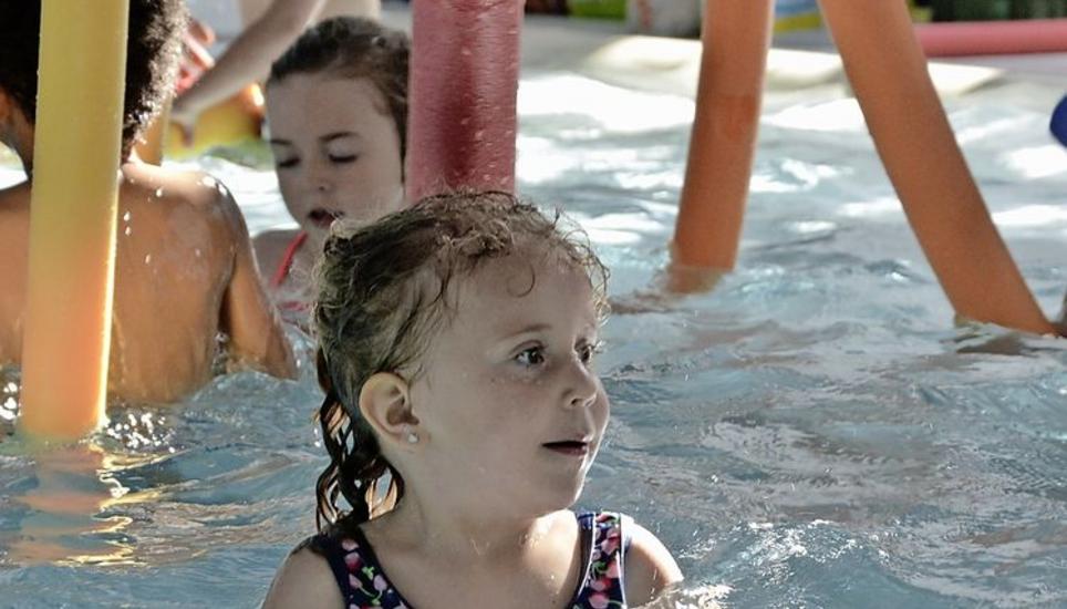 Sarina Erb hat am Schwimmkurs für Anfänger teilgenommen und sich mutig ins Wasser gewagt. Bild: Clio Zubler
