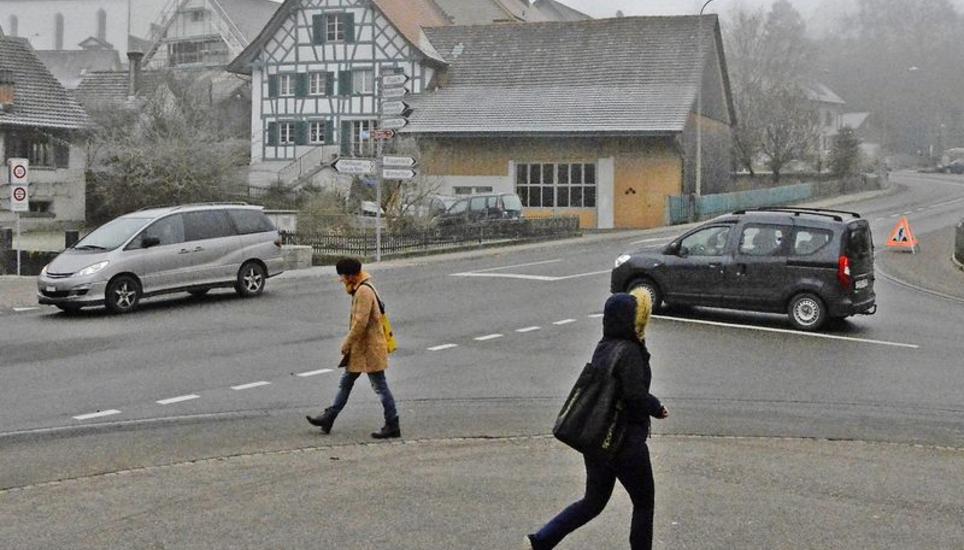 Die Kreuzung an der Landstrasse/Flaacherstrasse will der Kanton isoliert sicherer machen. Die Gemeinde will hingegen auch Richtung Kirche Tempo 30 einführen. Archivbild: Vincent Fluck