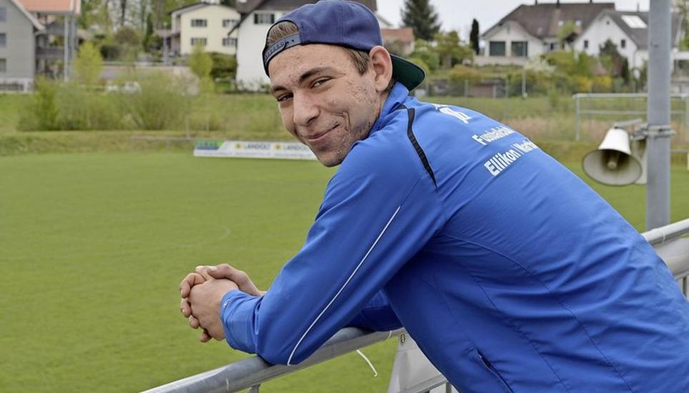 Hat nach seinem Kreuzbandriss wieder gut lachen: Marthalen-Stürmer Pascal Rapold greift bald wieder voll an. Bild: Manuel Iseli