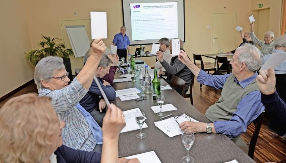 Mit dem Kurs des Präsidenten und des Vorstandes einverstanden: Abstimmung an der Delegiertenversammlung des Verbandes der Schaffhauser Rentnervereinigungen. Bild: Selwyn Hoffmann