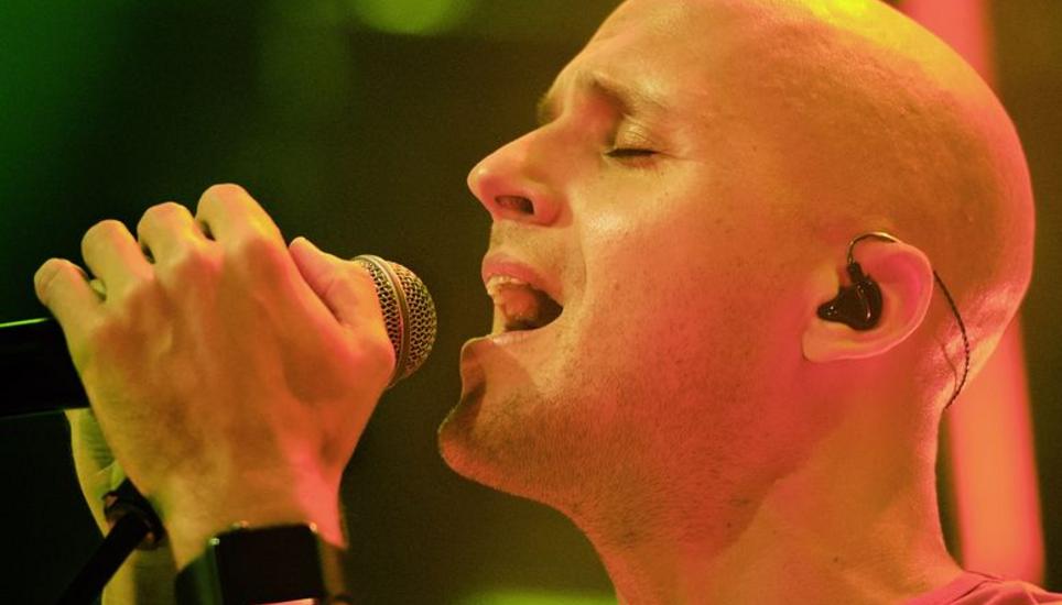Das erste Konzert seiner aktuellen Europatournee gab der belgische Star Milow in der Kammgarn, wo er mit seinen sehnsuchtsvollen Balladen die Herzen erwärmte und das Publikum vom Sommer träumen liess. Bild: Evelyn Kutschera