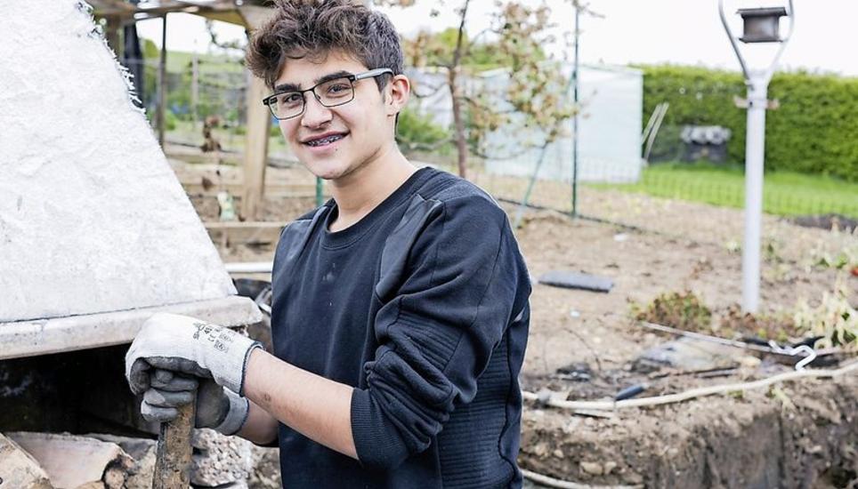 Amarant Shawki hilft seiner Familie. Das Gartenhaus hatte Feuer gefangen und wurde komplett zerstört.