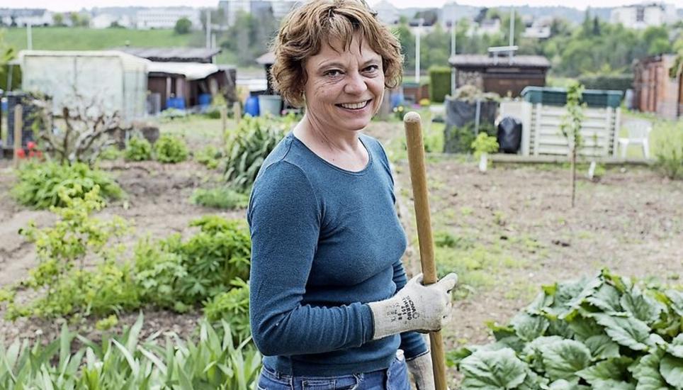 Patricia Le Mouël findet in ihrem Garten einen Ausgleich vom Alltag. Mit dem Anpflanzen wartet sie, bis es wärmer wird.