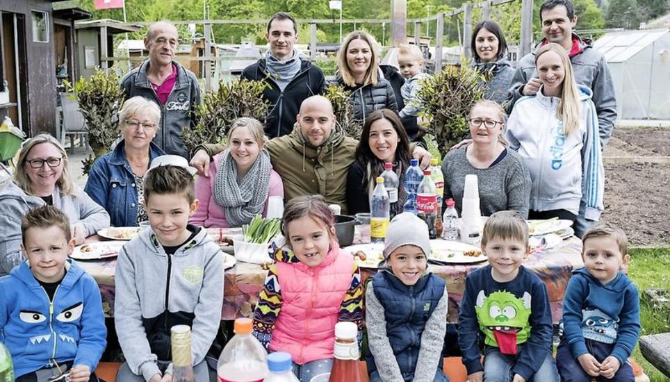 Die ganze Familie kam, um den Geburtstag von Natalie Janevski zu feiern. Gegen das Wetter schützten warme Kappen.