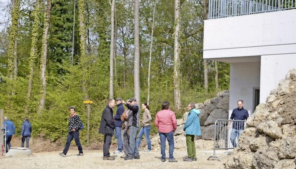 Am Samstag nahmen im Wald ob Thayngen viele einen ersten Augenschein vom neuen Wasserreservoir Chapf, das jetzt noch ans Netz angeschlossen werden muss, ehe es Anfang Mai seinen Betrieb aufnehmen kann. Bild: Thomas Güntert