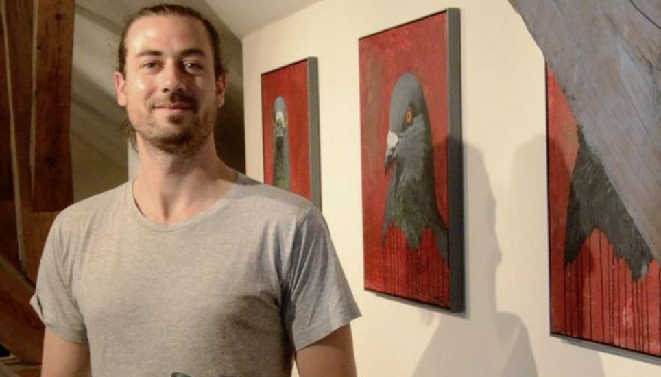 Der Schaffhauser Künstler Patrick Werner mit «seinen» Stadttauben. Bild: Beat Rajchman