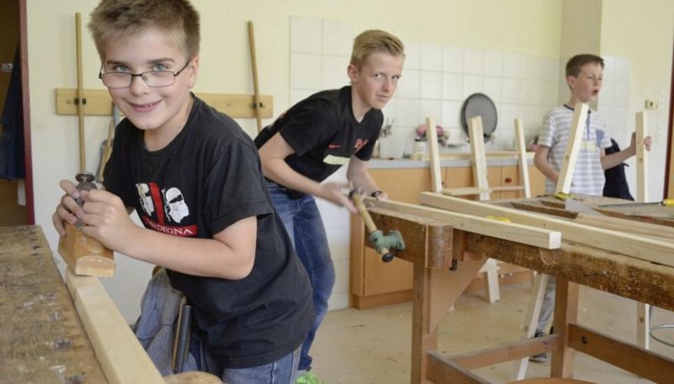 Luca Hedinger, Florian Bach und Laurin Werner (v. l.) haben sichtlich Spass an der Schreinerarbeit. Bild: Thomas Güntert