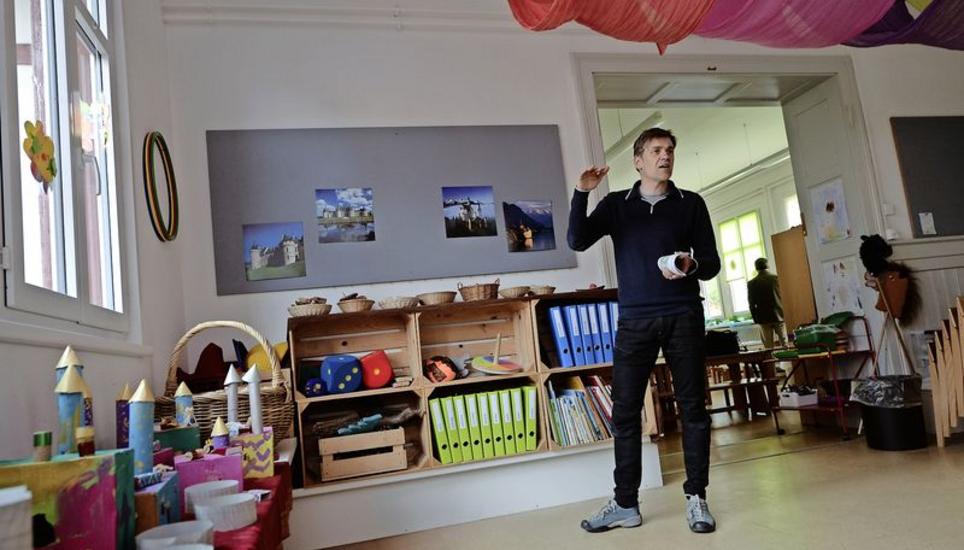 Der Neuhauser Schulpräsident Marcel Zürcher bei einem Rundgang durch den sanierungsbedürftigen Doppelkindergarten Rheingold, der durch einen Neubau ersetzt werden soll. Bild: Selwyn Hoffmann