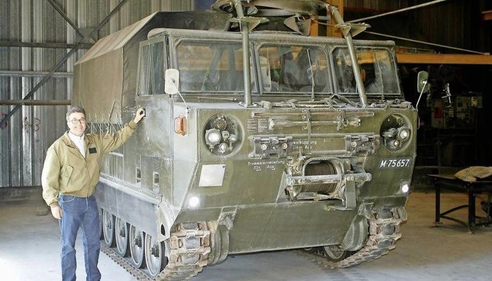 Der Sammler Gion Capuano vor seinem Schützenpanzer. Maximal elf Panzergrenadiere konnten damit transportiert werden. Bild: Dieter Ritter