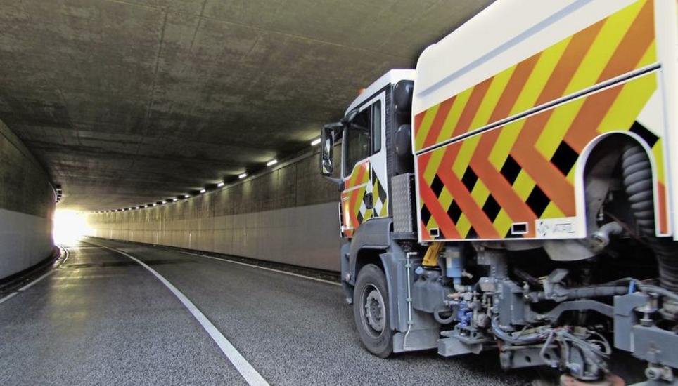 Das Spezialfahrzeug ist im Tunnel der Ortsumfahrung Hemishofen unterwegs und befreit die Fahrbahn sowie die Decke und die Wände vom Schmutz, der sich hier infolge der durch die Röhre rollenden Fahrzeuge Tag für Tag ablagert. Bild: Ernst Hunkeler