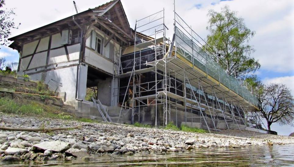 Fast 500 Jahre lang wurde hier am Rhein eine Ziegelei betreiben, nun wird das denkmalgeschützte Gebäude umgenutzt. Unterhalb des Restaurants Schupfen entsteht in unmittelbarer Nähe zum Rheinufer ein Eventlokal. Bild: Ernst Hunkeler