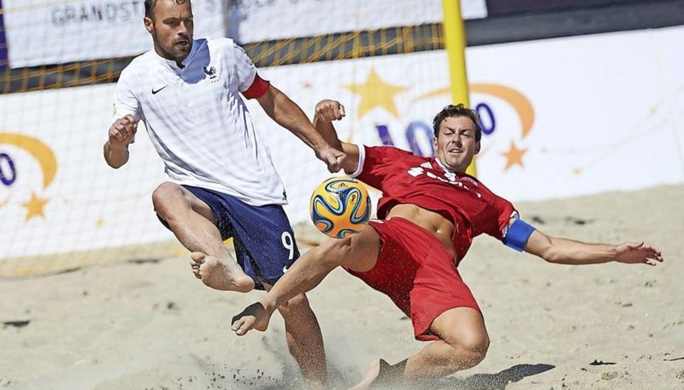 Der Captain geht voran: Moritz Jäggy (rotes Trikot) kämpft gegen den Franzosen Mickael Pagis um den Ball. Bild: Key