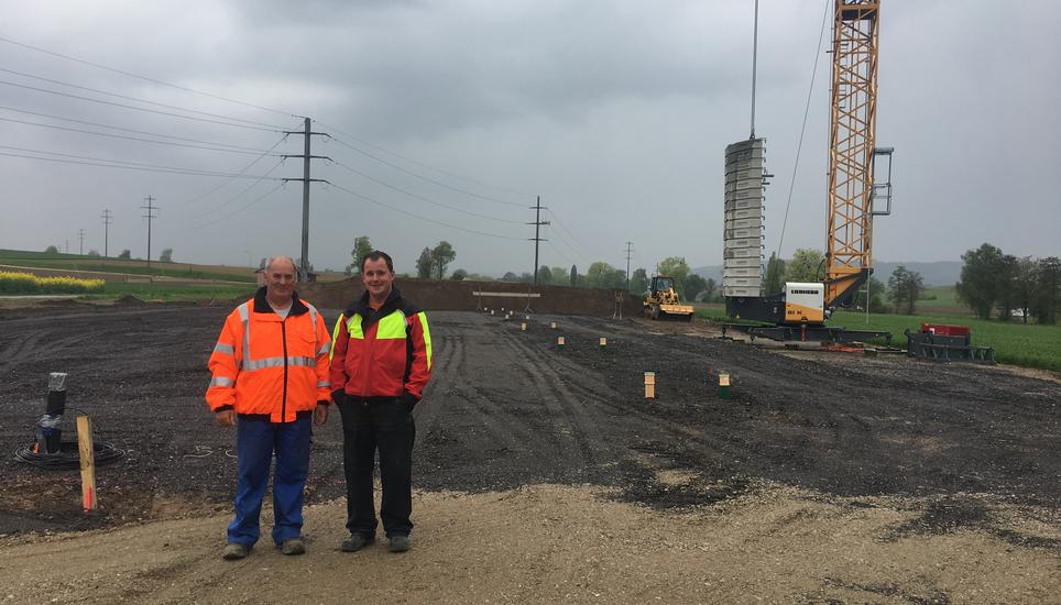 Werner und Hansjörg Brütsch auf der Baustelle ihrer Geflügelhalle. Bild: Radio Munot