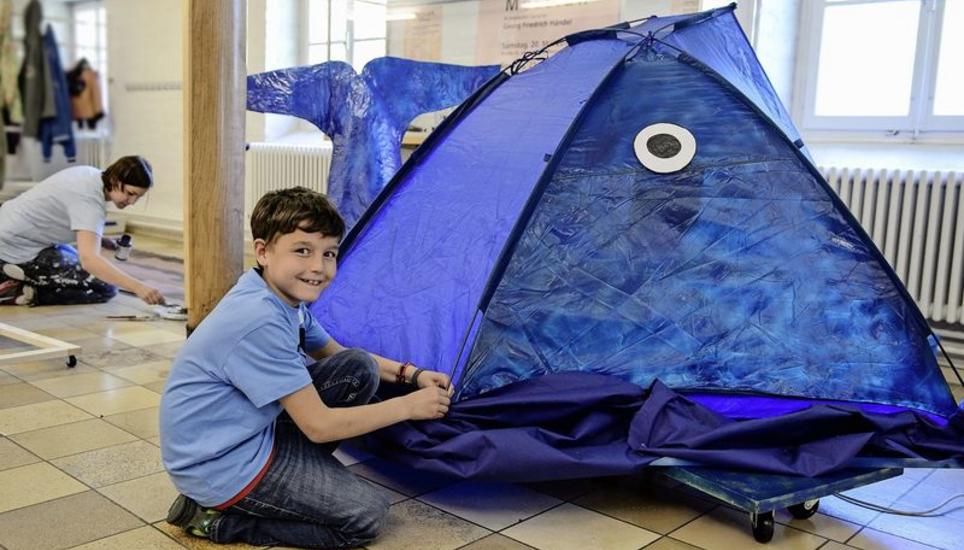 Elion Lilaj wird beim Kindermusical «Jona», das am Freitag und Samstag im Neuhauser Kirchgemeindehaus aufgeführt wird, einen Matrosen spielen. Insgesamt 50 Kinder nehmen an den ökumenischen Kindertagen in Neuhausen teil. Bild: Selwyn Hoffmann