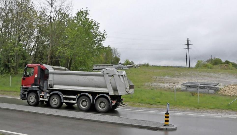 Der Standort Laufen (4 Einsprachen) liegt unmittelbar zwischen der A4 und der Strassenabwasser-Reinigungsanlage respektive dem oberen Rheinfallparkplatz.Bilder Mark Gasser