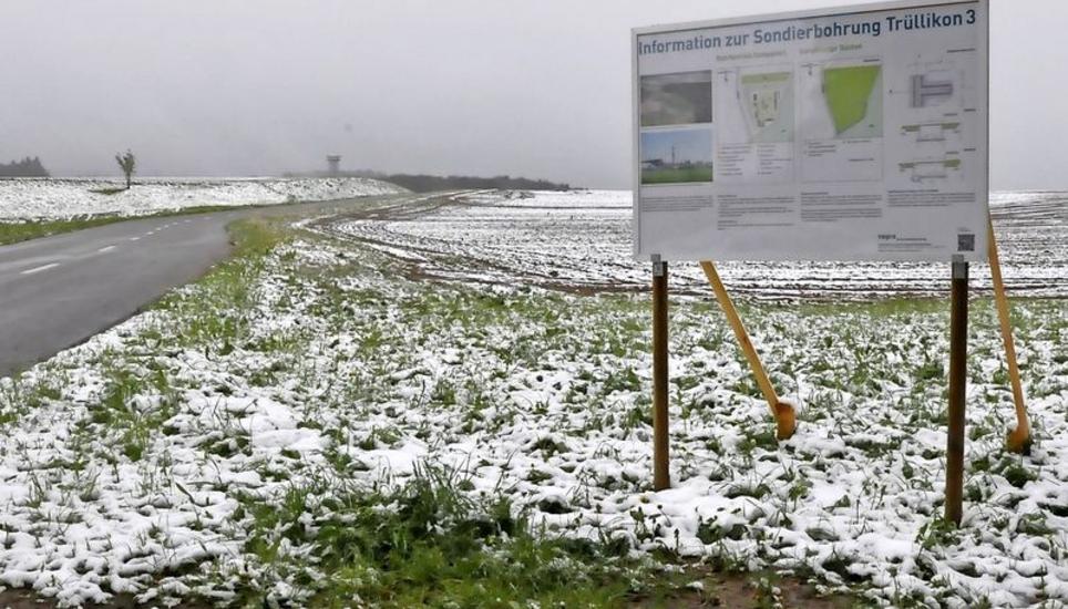 Trüllikon 3 (17 Einsprachen): Zwischen Trüllikon und Wildensbuch liegt dieser Standort. In der Ferne ist ganz klein der Aussichtsturm zu sehen.