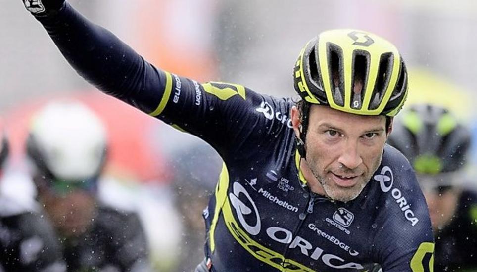Der Sieg ist eingefahren: Michael Albasini war der Schnellste im Sprint. Bild: Key