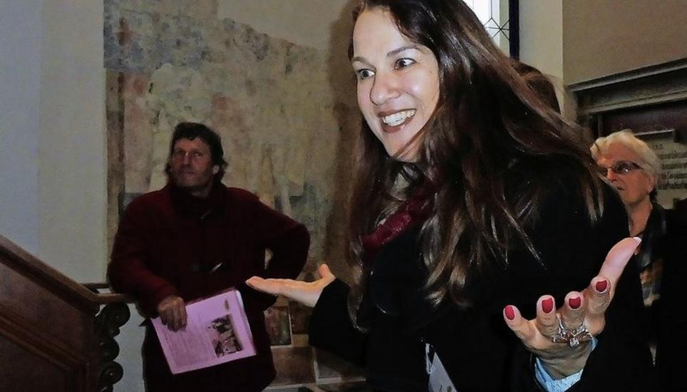 Carmen Marieni Gomez gelang es, mit viel Temperament und Witz über die Besonderheiten der Neunkircher Bergkirche zu referieren. Bild: Theo Kübler