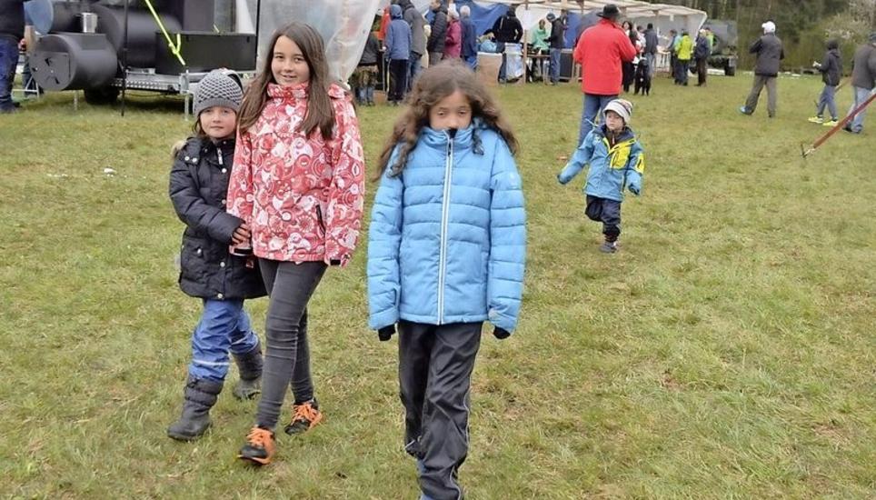 Das Wetter zeigte sich beim Hagenfest eher von seiner unfreundlichen Seite, trotzdem liessen sich die Besucher dadurch nicht die gute Laune verderben. Bild: Thomas Güntert