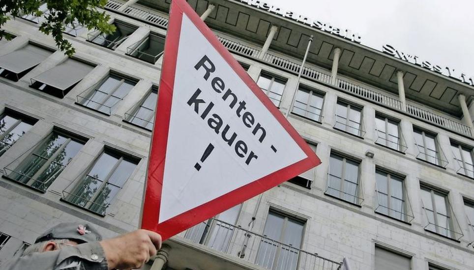 Ein Gewerkschaftsmitglied bei einer Demonstration gegen den «Rentenklau bei der AHV und den Pensionskassen». Archivbild: Key