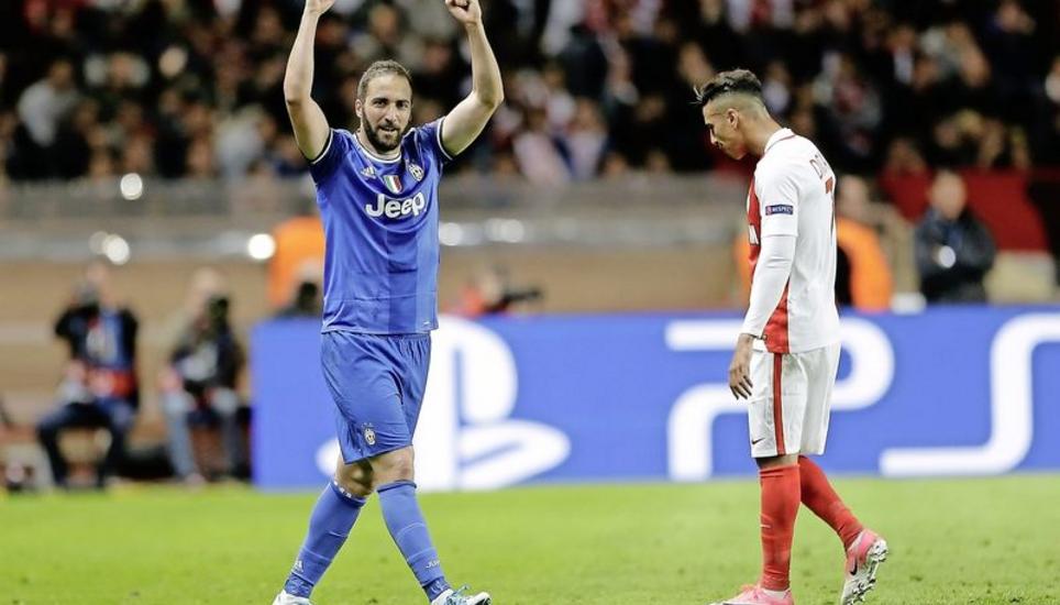 Souveräner Auftritt: Der Turiner Gonzalo Higuain (links) jubelt. Sein Team gewann in Monaca souverän mit 2:0. Bild: Key