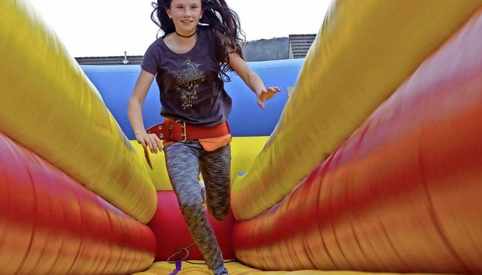 Ein beliebtes Chilbivergnügen: der Bungee-Run. Bild: Theo Kübler