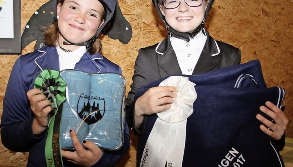 Glücklich mit den Top-Platzierungen: Die Nachwuchsreiterinnen Daria Meier (r.) und Nina Trapletti strahlen nach den Wettkämpfen in Thayngen um die Wette. Bild cue