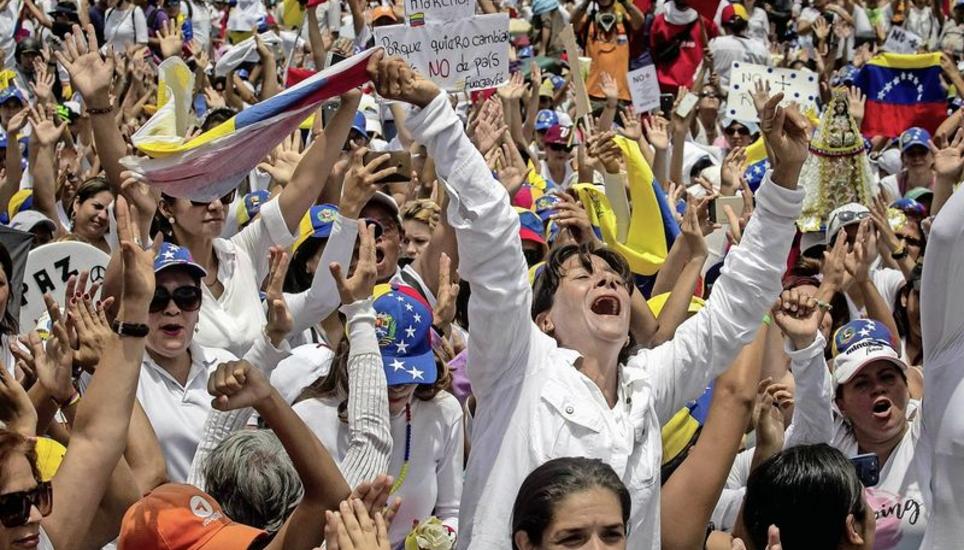 Tausende Frauen gingen am Samstag in Weiss gekleidet auf die Strassen der Hauptstadt Caracas, um gegen Unterdrückung und Gewalt zu demonstrieren. Bild: Key