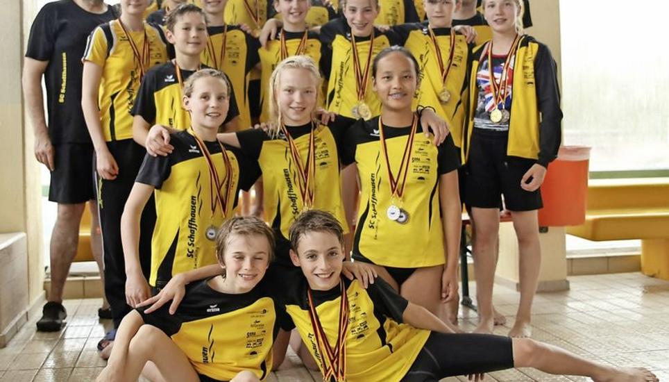 Da kommt Freude auf: Die Schwimmtalente des SC Schaffhausen präsentieren stolz ihre grosse Medaillensammlung nach dem Wettkampf im Schwarzwald. Bild: zvg
