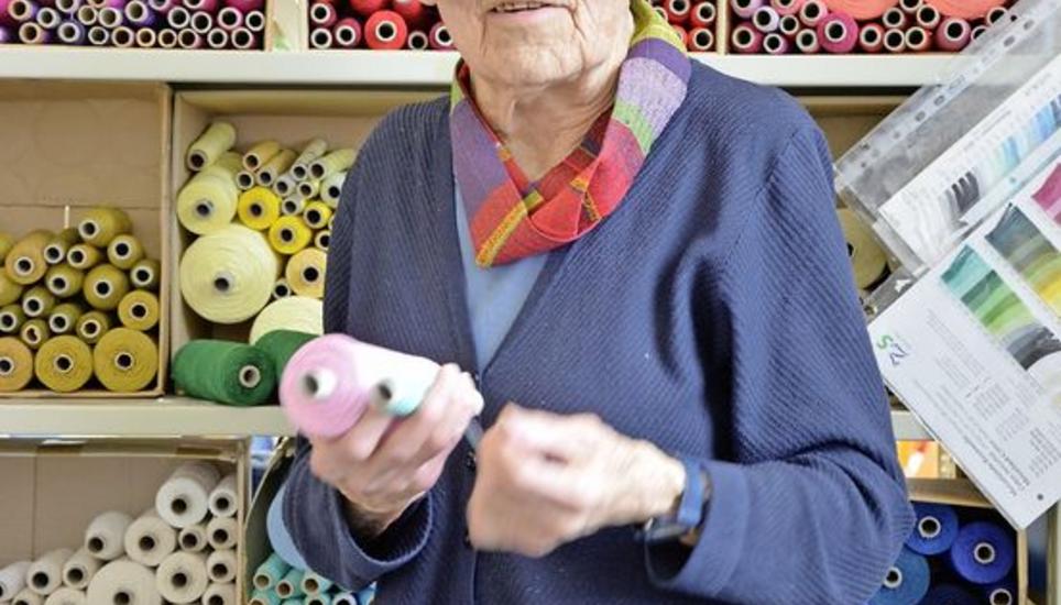 Pauline Kuratli mag farbige Fäden und den skandinavischen Webstil. Bild sba