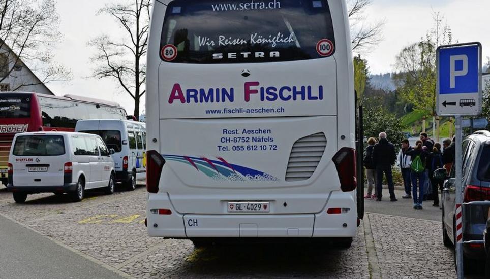 Der rekurrierende Autofahrer hat die Verkehrstafel, die rechts im Bild den Beginn des Parkfeldes markiert, übersehen. Bild: Tito Valchera