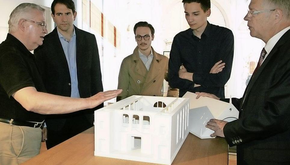 Joachim Klose (links) erklärt Andreas Jung (2. von links), Marvin Herter, Levin Eisenmann und Jürgen Stille das Modell der Gailinger Synagoge. Bild: Wolfgang Schreiber
