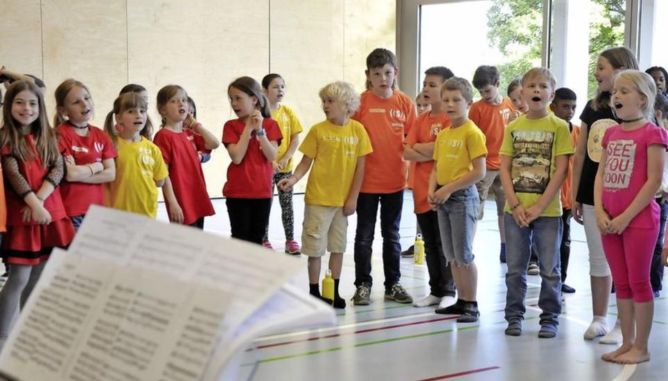 In der Turnhalle Stumpenboden in Feuerthalen probten die Kinder aus 1. und 2. Klassen am Samstag für das Musikprogramm «Superar Suisse» – am 11. Juni werden sie in der Tonhalle in Zürich auftreten. Bild: Christoph Merki